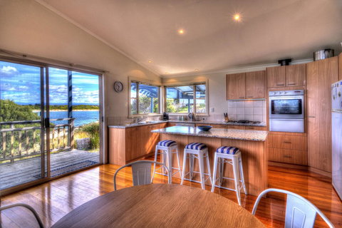 The Strand ~ On The Edge Of The Beach - Tourism TAS 6