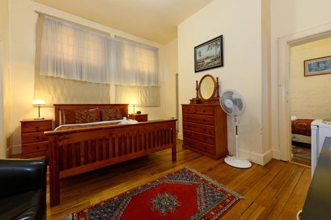 Edinburgh Gallery Bed & Breakfast - Tourism TAS 14