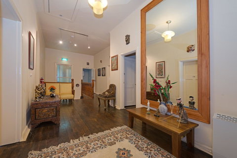Edinburgh Gallery Bed & Breakfast - Tourism TAS 4
