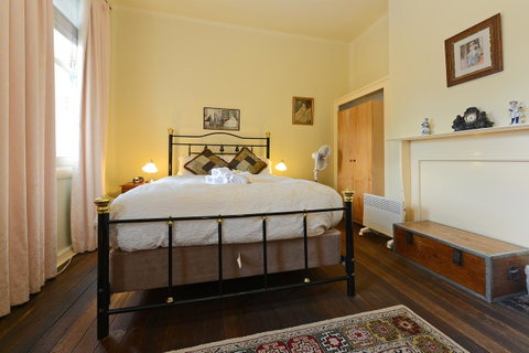 Edinburgh Gallery Bed & Breakfast - Tourism TAS 24
