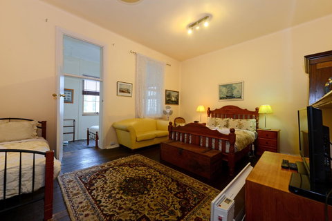 Edinburgh Gallery Bed & Breakfast - Tourism TAS 38