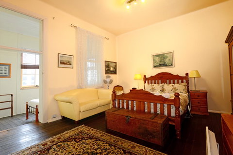 Edinburgh Gallery Bed & Breakfast - Tourism TAS 34