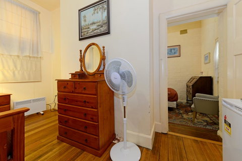 Edinburgh Gallery Bed & Breakfast - Tourism TAS 16