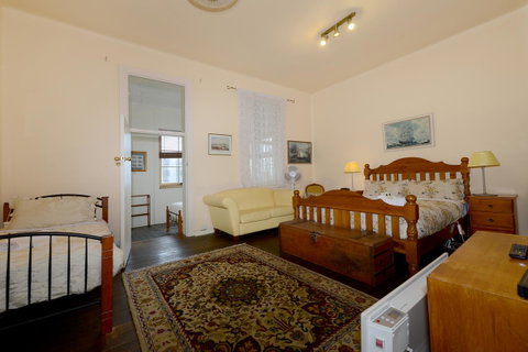 Edinburgh Gallery Bed & Breakfast - Tourism TAS 32