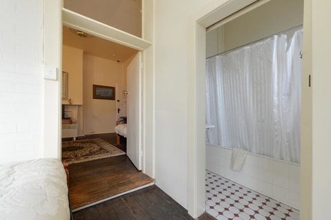 Edinburgh Gallery Bed & Breakfast - Tourism TAS 33