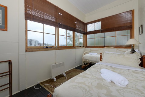 Edinburgh Gallery Bed & Breakfast - Tourism TAS 37