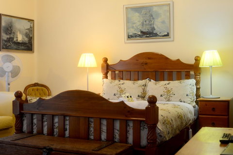 Edinburgh Gallery Bed & Breakfast - Tourism TAS 43