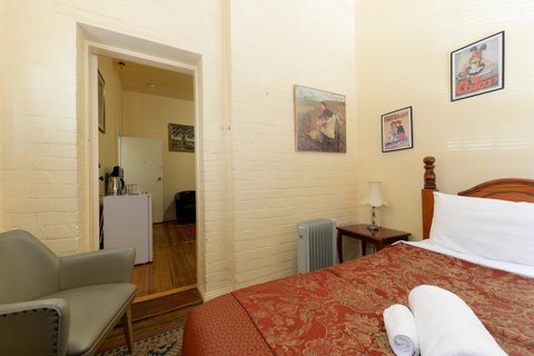 Edinburgh Gallery Bed & Breakfast - Tourism TAS 13