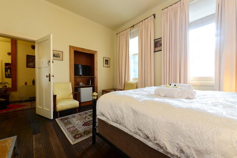 Edinburgh Gallery Bed & Breakfast - Tourism TAS 21