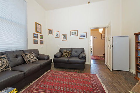 Edinburgh Gallery Bed & Breakfast - Tourism TAS 3