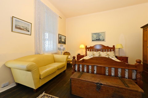 Edinburgh Gallery Bed & Breakfast - Tourism TAS 31