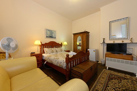 Edinburgh Gallery Bed & Breakfast - Tourism TAS 41