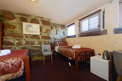 Edinburgh Gallery Bed & Breakfast - Tourism TAS 9