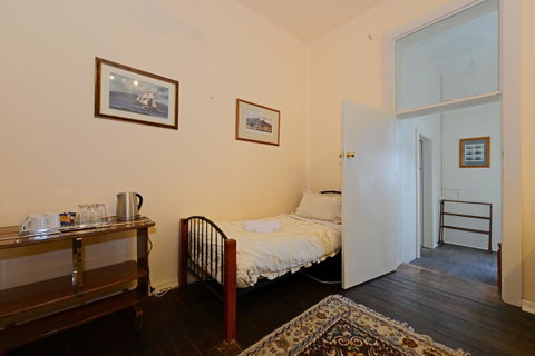 Edinburgh Gallery Bed & Breakfast - Tourism TAS 40