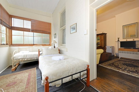 Edinburgh Gallery Bed & Breakfast - Tourism TAS 39