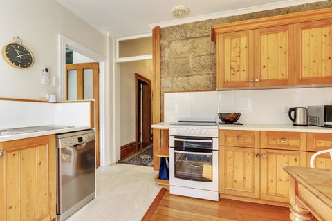 WEST NEST | Classic 3BR Hobart Terrace BEST Location, View, Close To City - Tourism TAS 5