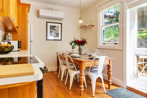 WEST NEST | Classic 3BR Hobart Terrace BEST Location, View, Close To City - Tourism TAS 4