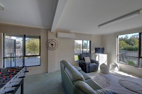 The Lookout ~ Large Family House With Views - Tourism TAS 3