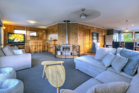 The Lookout ~ Large Family House With Views - Tourism TAS 4