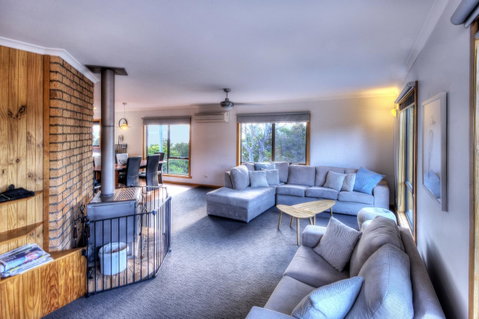 The Lookout ~ Large Family House With Views - Tourism TAS 12