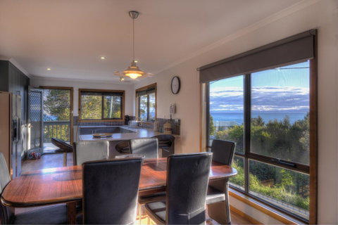 The Lookout ~ Large Family House With Views - Tourism TAS 6