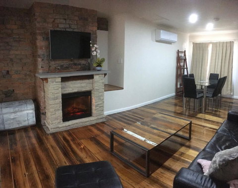 3ree- Spacious & Charming Apartment - Tourism TAS 12