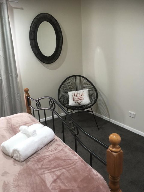 3ree- Spacious & Charming Apartment - Tourism TAS 5