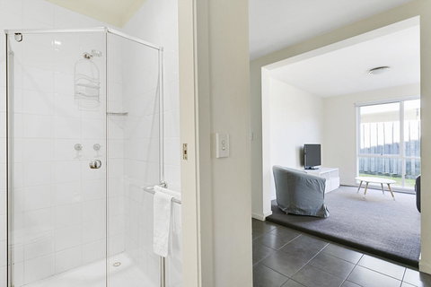 Front Beach House - Hobart Tourism 23