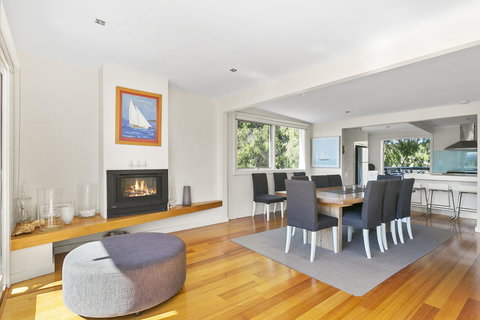 Front Beach House - Hobart Tourism 16