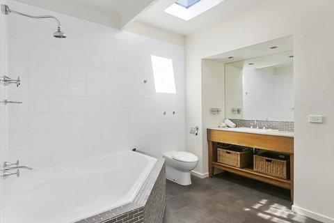 Front Beach House - Hobart Tourism 22