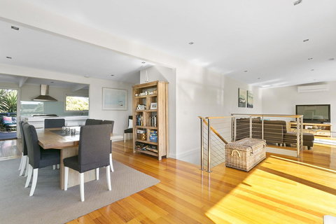 Front Beach House - Hobart Tourism 15