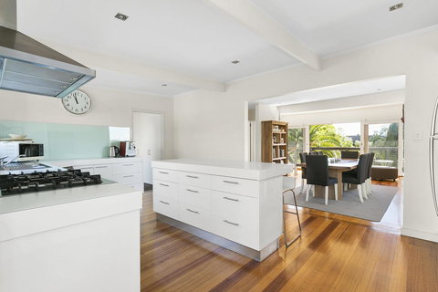 Front Beach House - Hobart Tourism 3