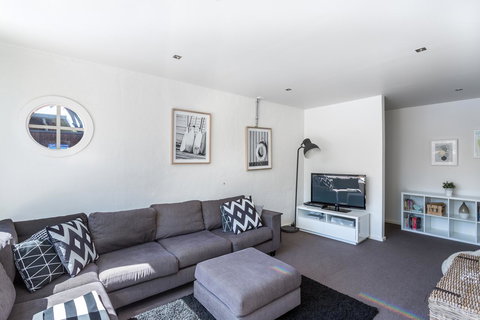 Front Beach House - Hobart Tourism 10