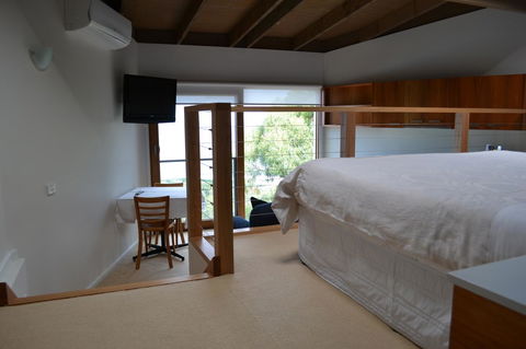 Chris\'s Beacon Point Restaurant & Villas - Hobart Tourism 9