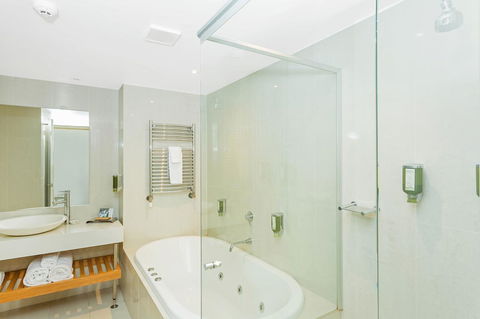 Deep Blue Hotel & Hot Springs - Hobart Tourism 37