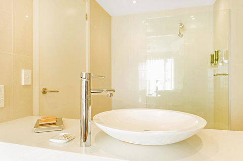 Deep Blue Hotel & Hot Springs - Hobart Tourism 21