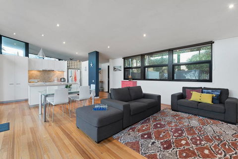 Ocean View Treetops Retreat - Hobart Tourism 6