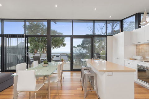Ocean View Treetops Retreat - Hobart Tourism 12