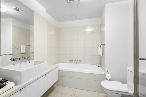 Melbourne Holiday Apartments Flinders Wharf - Tourism TAS 16
