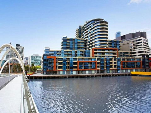 Melbourne Holiday Apartments Flinders Wharf - Tourism TAS 11
