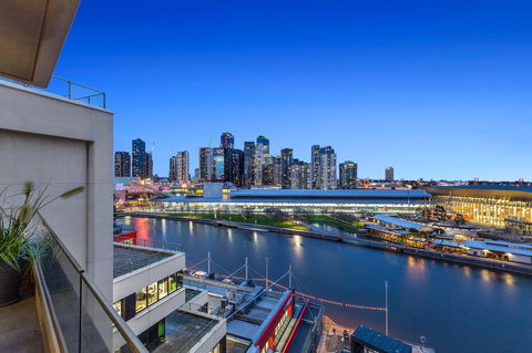Melbourne Holiday Apartments Flinders Wharf - Tourism TAS 5