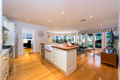 Lovely 5BR Full House In Glen Waverley, Walk To Train, Bus & Shops - Tourism TAS 3