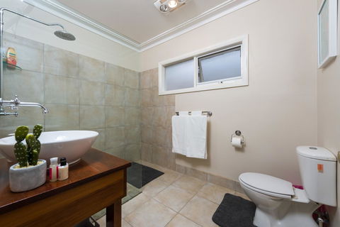 Lovely 5BR Full House In Glen Waverley, Walk To Train, Bus & Shops - Tourism TAS 6