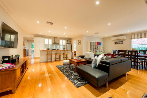 Lovely 5BR Full House In Glen Waverley, Walk To Train, Bus & Shops - Tourism TAS 1
