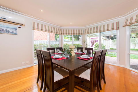 Lovely 5BR Full House In Glen Waverley, Walk To Train, Bus & Shops - Tourism TAS 4