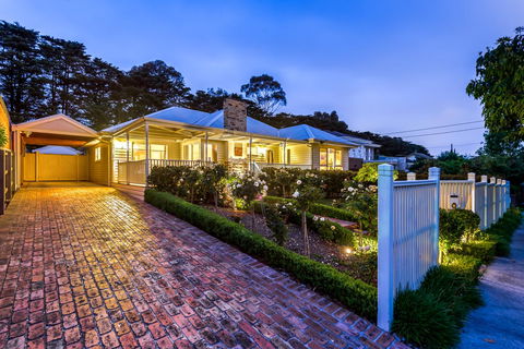 Lovely 5BR Full House In Glen Waverley, Walk To Train, Bus & Shops - Tourism TAS 0