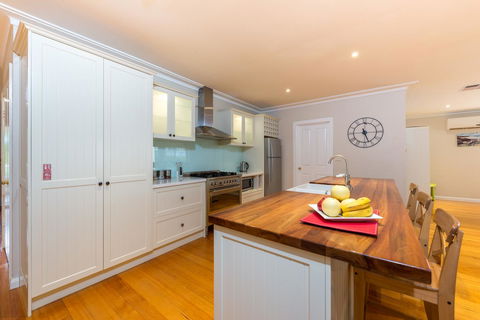 Lovely 5BR Full House In Glen Waverley, Walk To Train, Bus & Shops - Tourism TAS 2