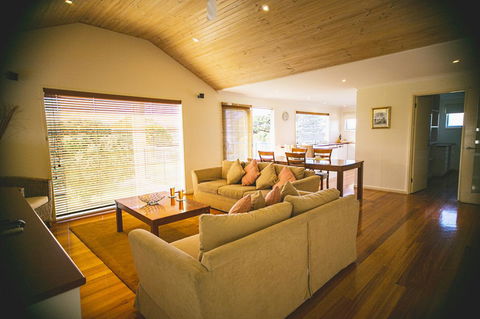 Rayville Boat Houses - Hobart Tourism 8