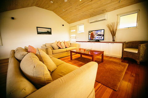 Rayville Boat Houses - Hobart Tourism 7