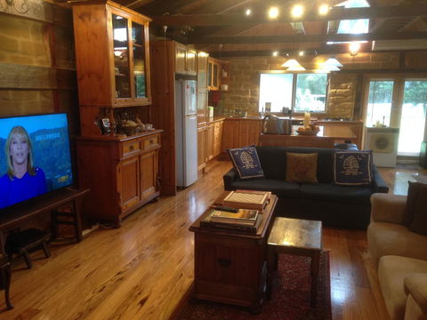 Mud Hollow Barn - Hobart Tourism 13